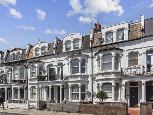 Apartment for rent in Walham Green, Greater London