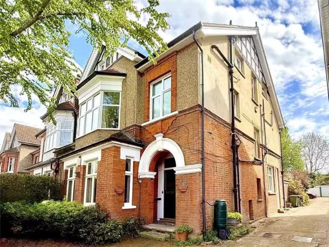 Apartment for rent in Blackhills, Surrey