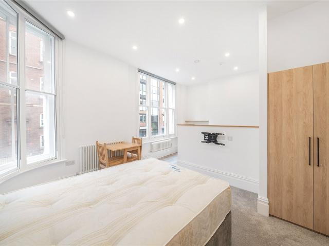 Studio for rent in Brompton, Greater London