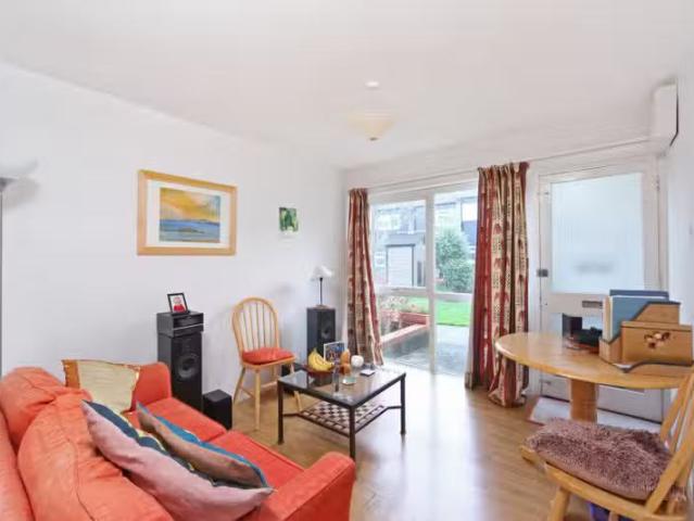 Apartment for rent in Southfields, Greater London