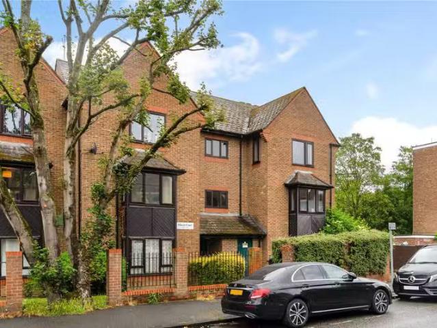 Apartment for rent in Grove Park, Surbiton