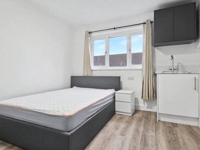 Studio for rent in New Town, Monks Orchard