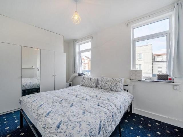 House for rent in Summerstown, Greater London