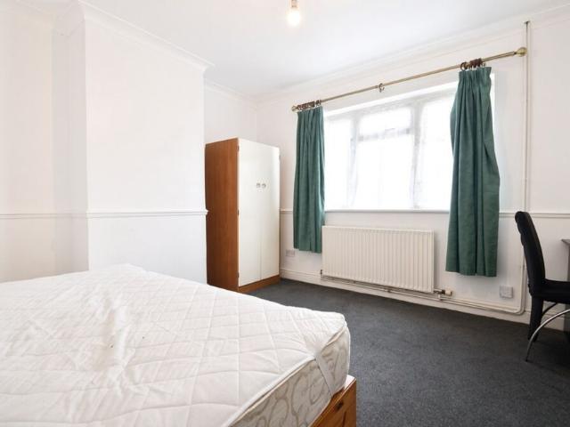 House for rent in Row Town, Surrey