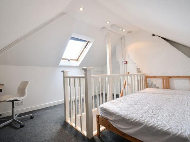 House for rent in Row Town, Surrey