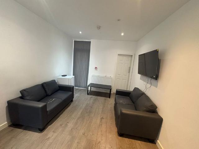 House for rent in Elm Park, Calderstones