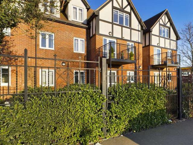 House for sale in London Borough of Croydon, Sanderstead