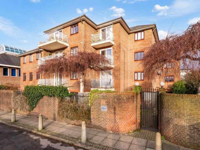 House for sale in Woodcote, Epsom