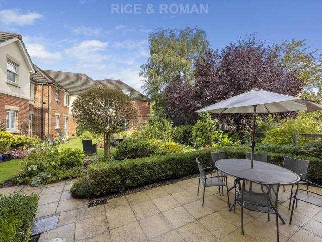 House for sale in Heol-las, Surrey