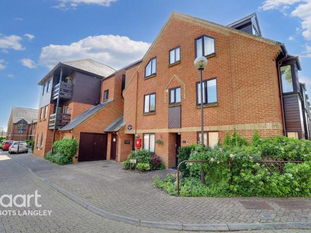 House for sale in Batchworth, Hertfordshire