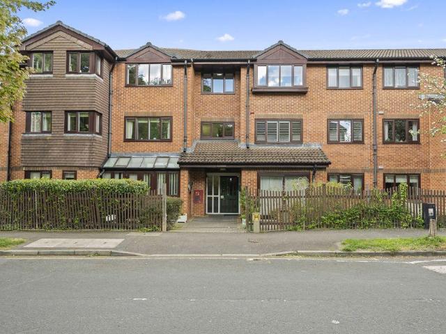 Flat for sale in Worcester Park, Greater London