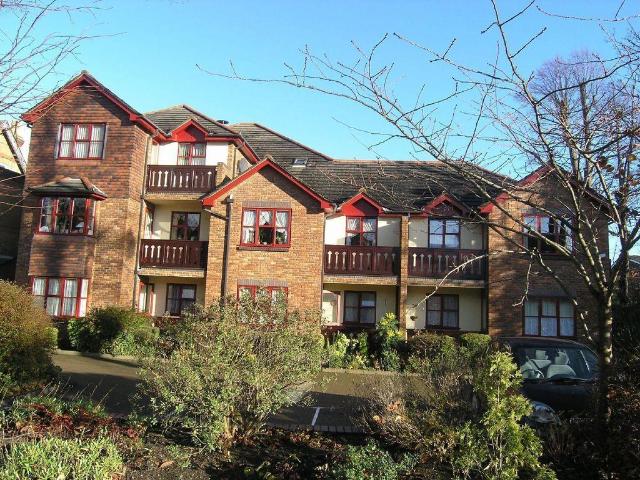House for sale in Woodcote, Epsom