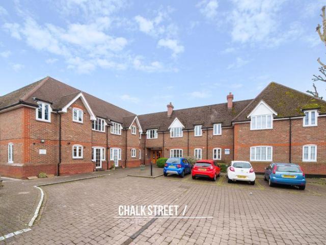 Flat for sale in Romford, Gidea Park