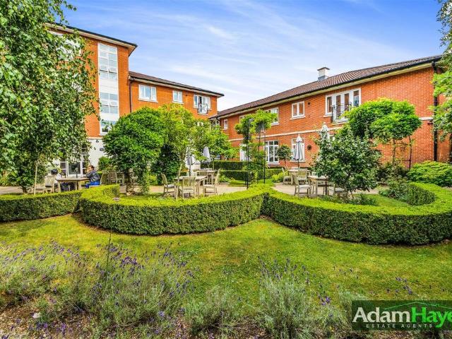 House for sale in West Finchley, Greater London
