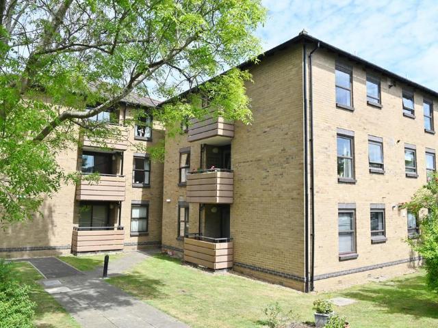 Flat for sale in Strawberry Hill, Greater London