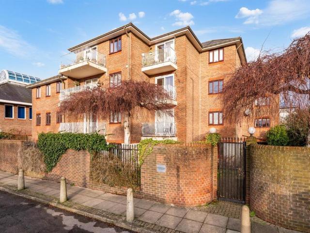 House for sale in Woodcote, Epsom
