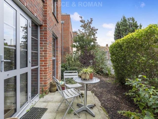 House for sale in London Borough of Merton, Merton Park