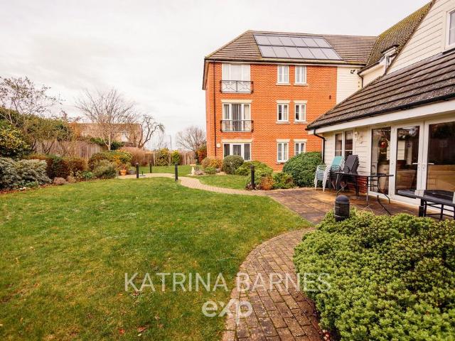 Flat for sale in Chipping Hill, Essex
