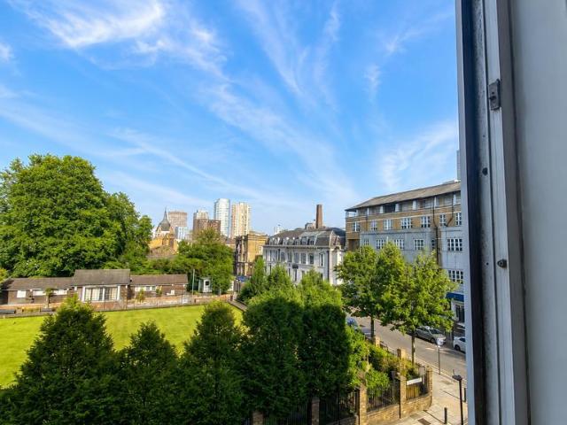 Room for rent in Poplar Grove, Greater London