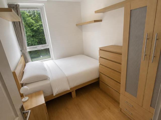 Room for rent in Poplar Grove, Greater London