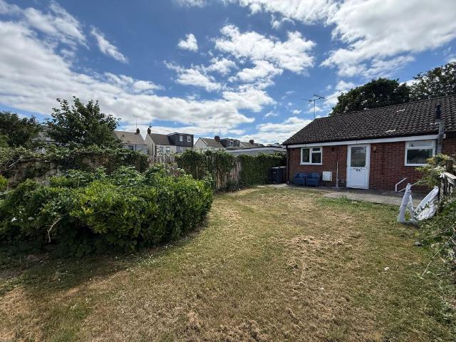 Bungalow for sale in Spring Park, Luton