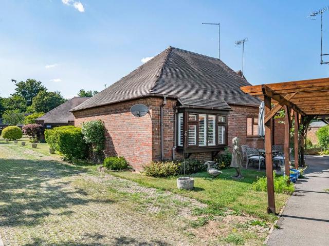 Bungalow for sale in Henley-on-Thames, Berrick Salome