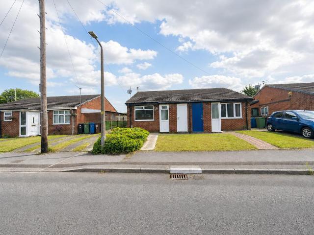 Bungalow for rent in Hazel Grove, Greater Manchester