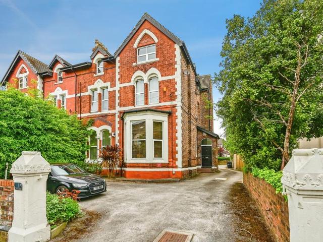 Flat for sale in Crosby, Sefton