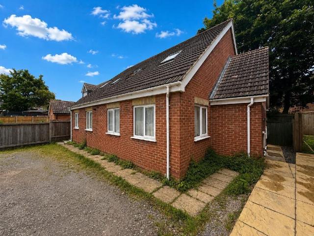 House for sale in Spring Park, Luton