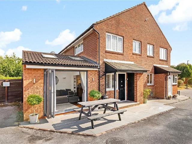 House for sale in Summerstown, Greater London