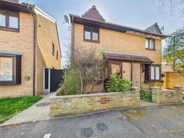 House for rent in Elm Park, Greater London