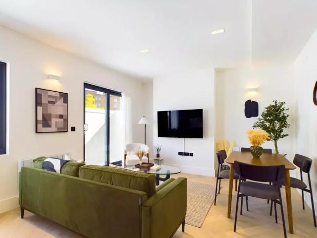 Apartment for rent in Queen's Park, Greater London
