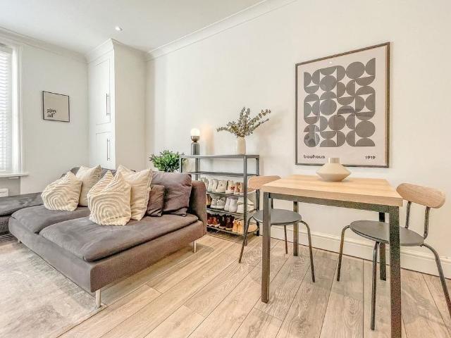 Apartment for rent in Lyons, Greater London