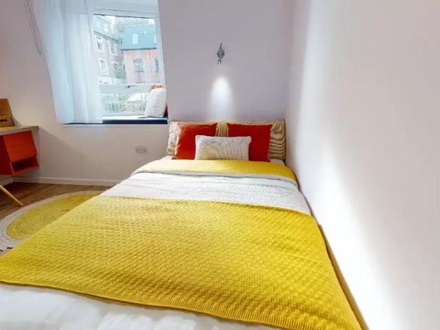 Room for rent in Ripley Springs, Row Town