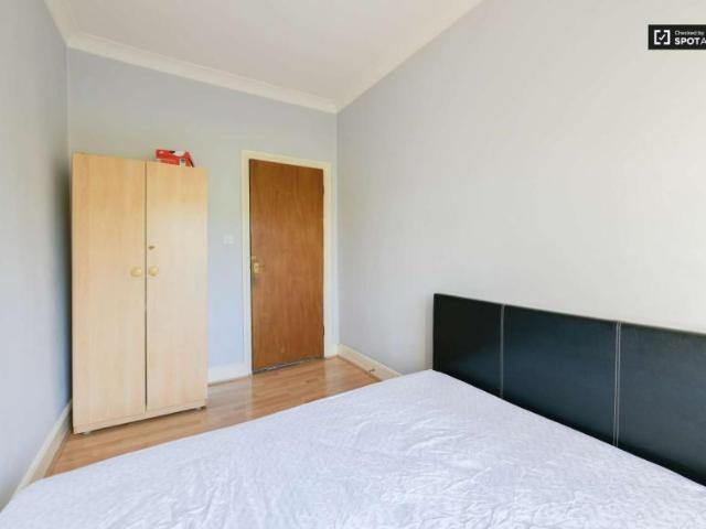 Room for rent in Lyons, Greater London
