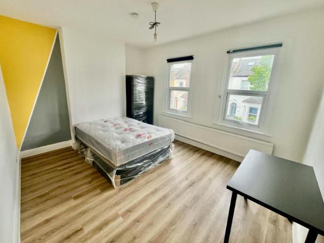 Room for rent in Furzedown, Greater London