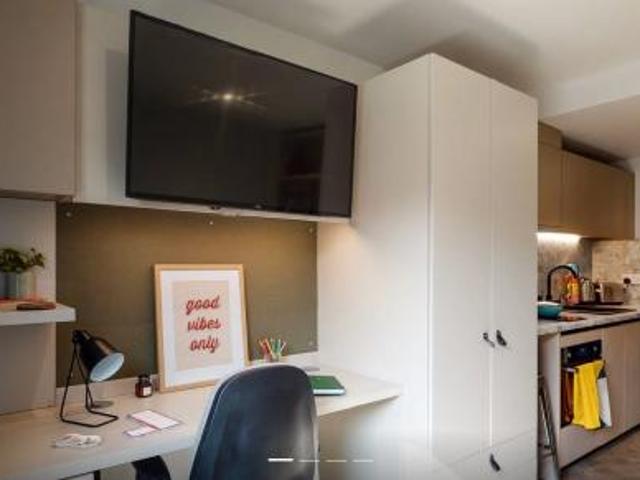Room for rent in South Lambeth, Greater London