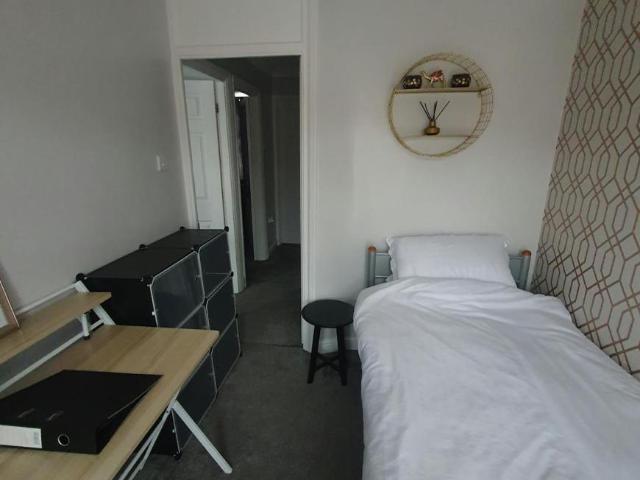 Room for rent in Rush Green, Greater London