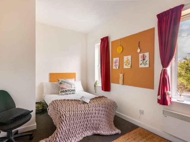 Room for rent in Lowfield, South Yorkshire