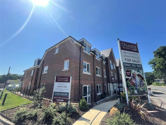 Room for sale in Fleet, Hart