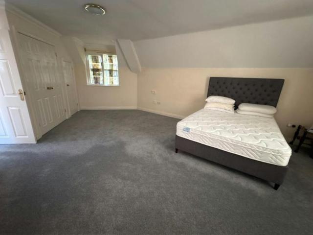 Room for rent in Row Town, Surrey