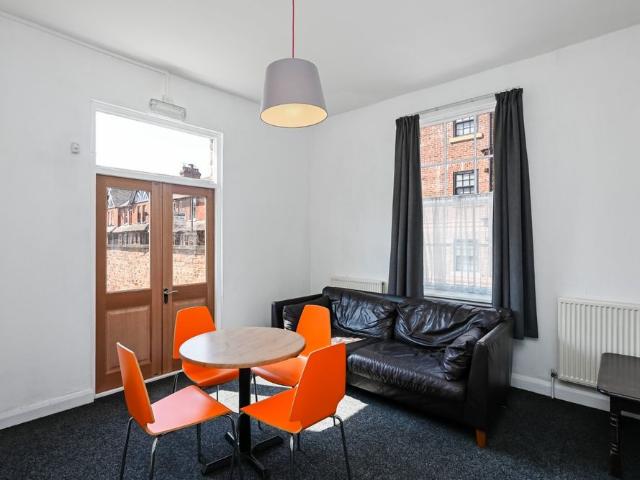 Room for rent in High Field, York