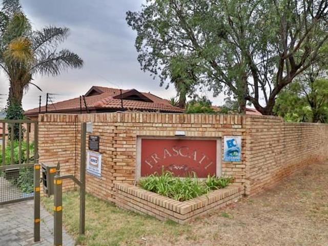 Apartment for rent in Johannesburg Ward 97, Roodepoort
