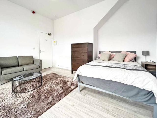 Studio for rent in Hyde Park, West Yorkshire