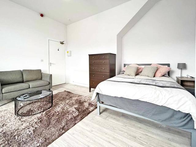 Studio for rent in Little Woodhouse, Leeds