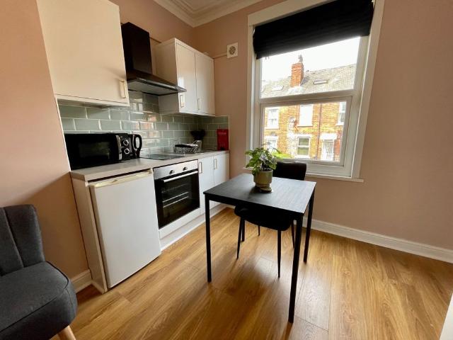 Studio for rent in Chapeltown, West Yorkshire