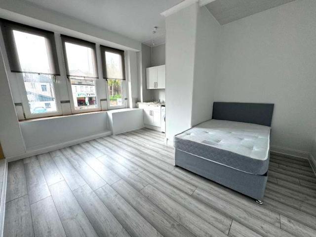 Studio for rent in Castlehead, Glenburn
