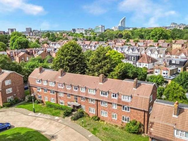 Studio for sale in London Borough of Ealing, Greater London