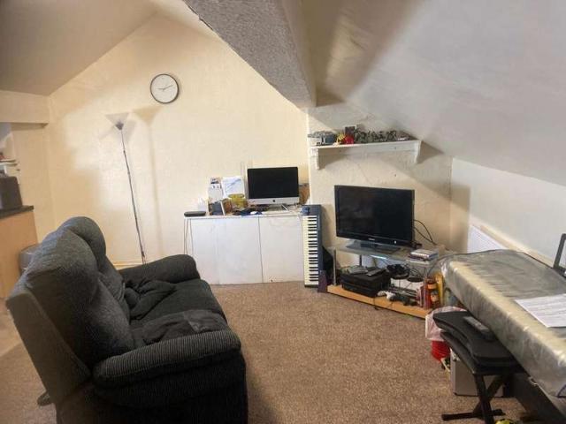 Studio for rent in Birkby, Huddersfield