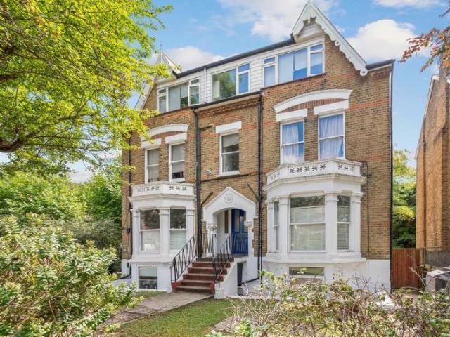 Studio for sale in London Borough of Merton, Raynes Park